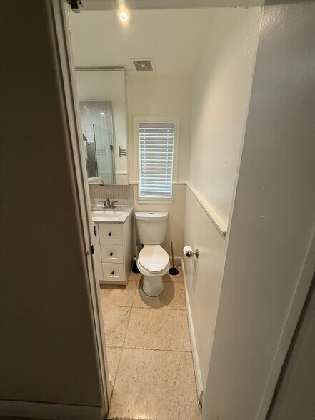 Building Photo - 940 W Fairbanks Ave