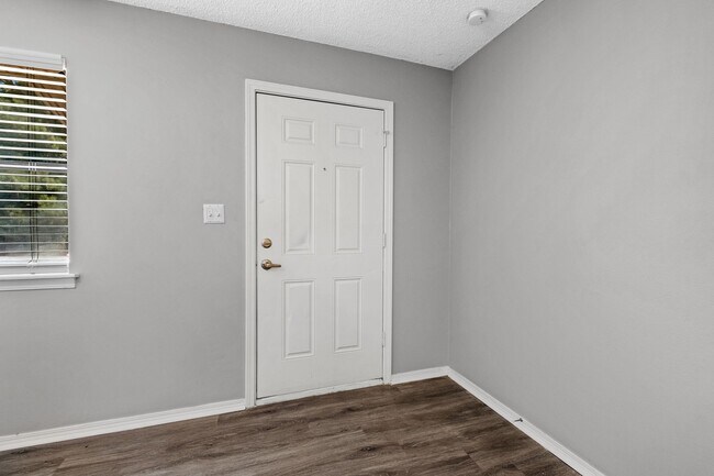 Building Photo - Cozy 2 Bedroom Duplex with Fireplace & Spacious Backyard!