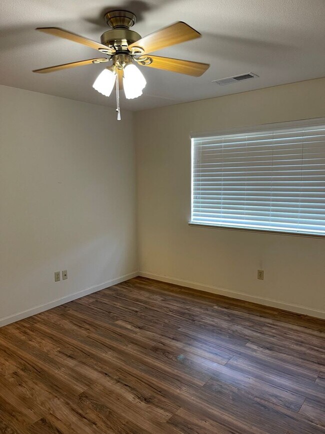 Building Photo - Beautiful 4 bed/ 2 bath home