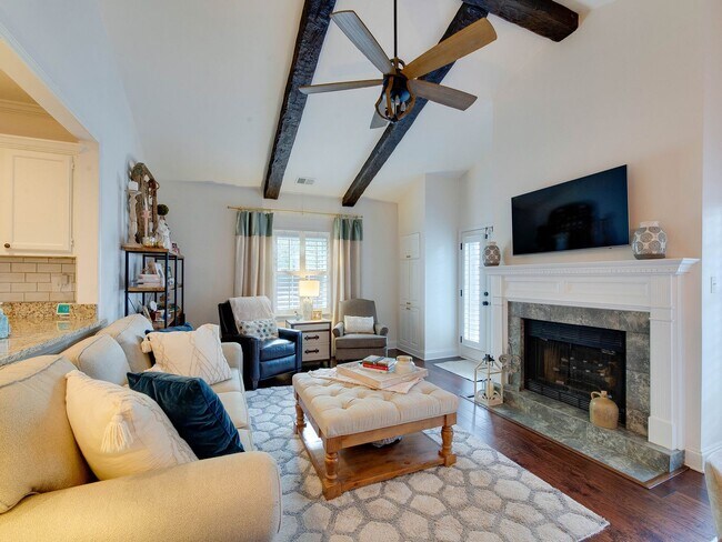 Building Photo - A picture perfect cottage home ready for you with community pool!