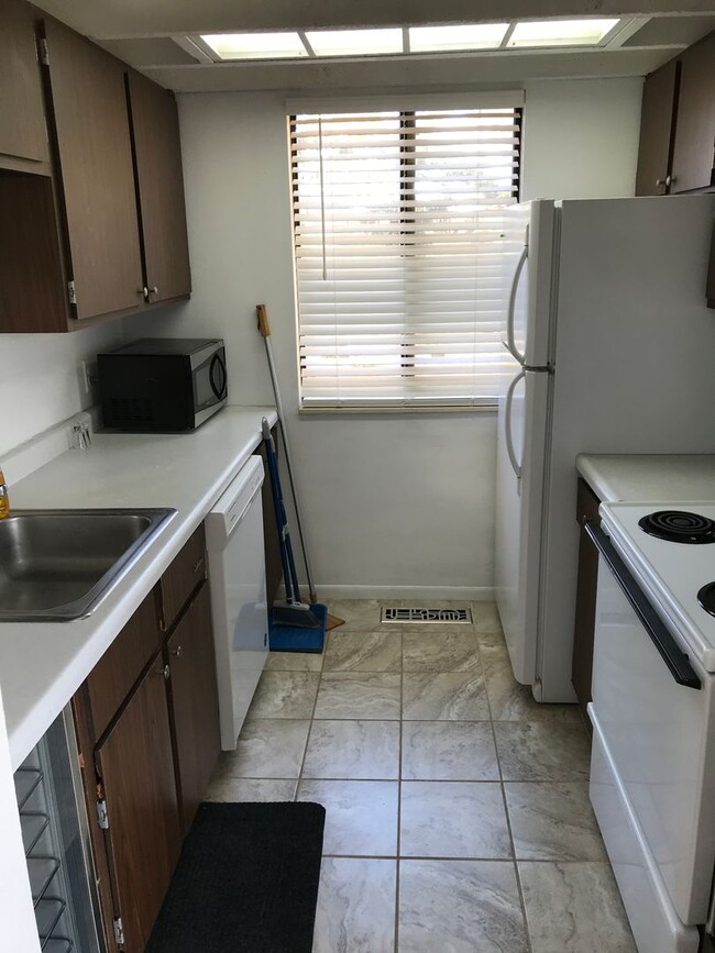 Building Photo - Remodeled condo available for July!