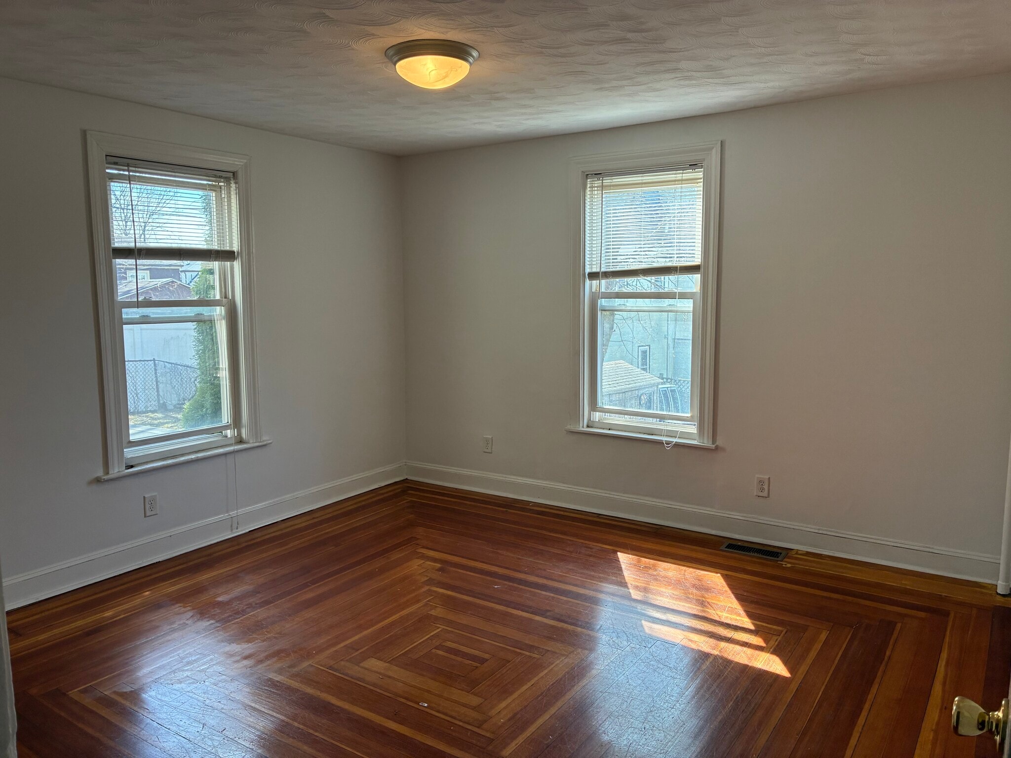 Building Photo - 77 King St