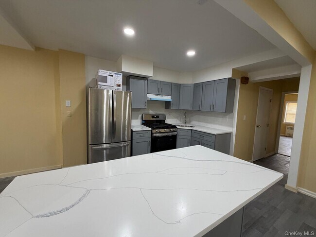 Building Photo - 924 E 106th St