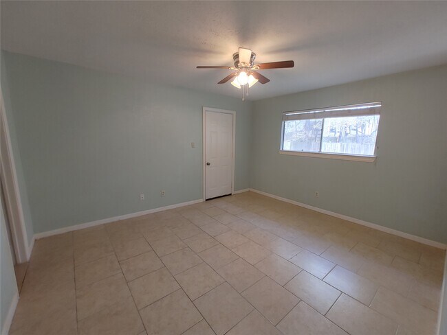 Building Photo - 633 Mosswood Dr