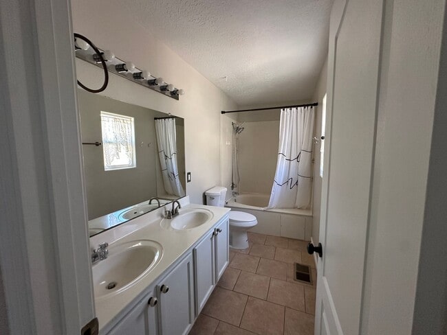 Building Photo - 3 bedroom 2.5 Bath Home in gated NE heights
