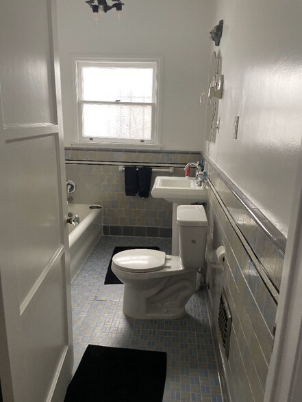 Building Photo - 420 S Detroit St