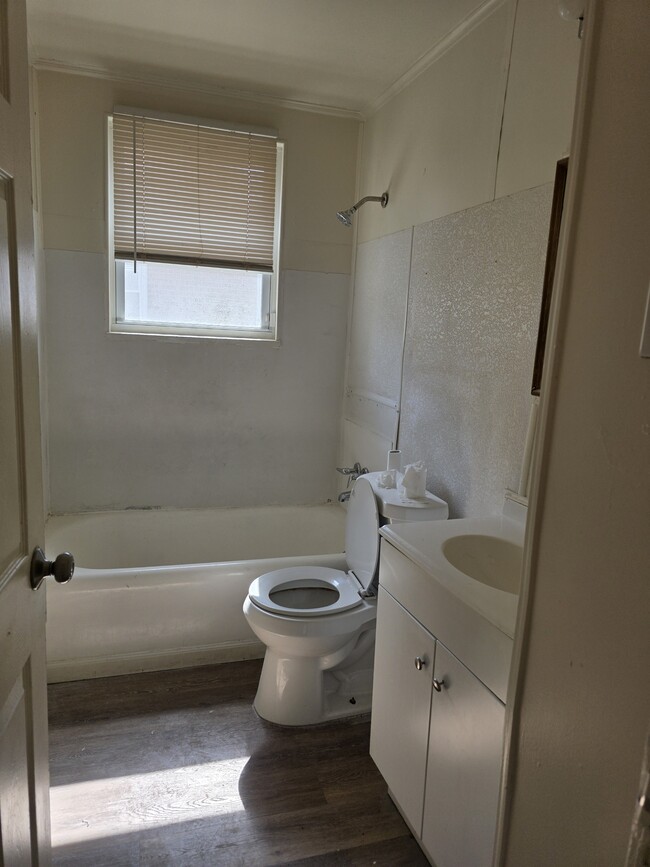 Building Photo - 2528 McLaran Ave