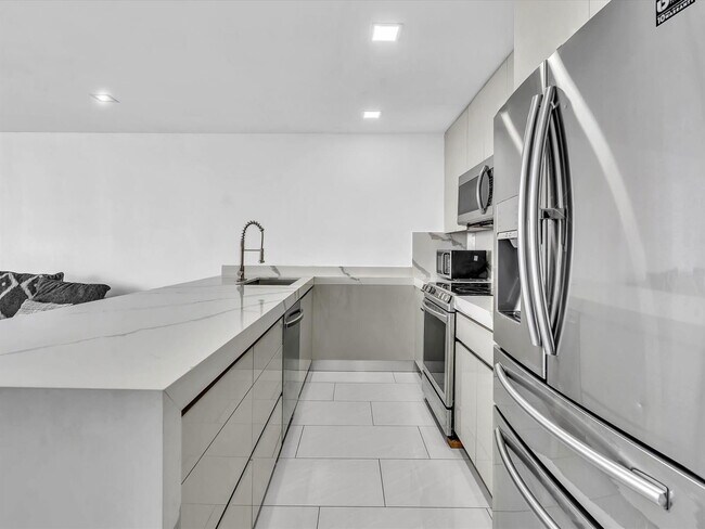 Building Photo - 3725 S Ocean Dr