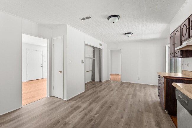Building Photo - Charming & Newly Renovated 4 Bedroom 2 Bat...