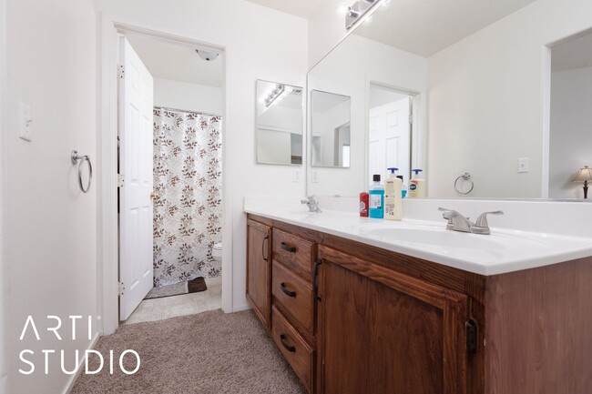 Building Photo - Short term fully furnished 3-bedroom 2 bat...