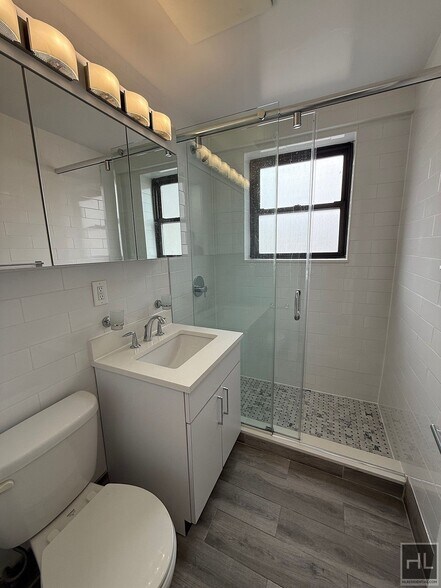 Building Photo - E 16 ST