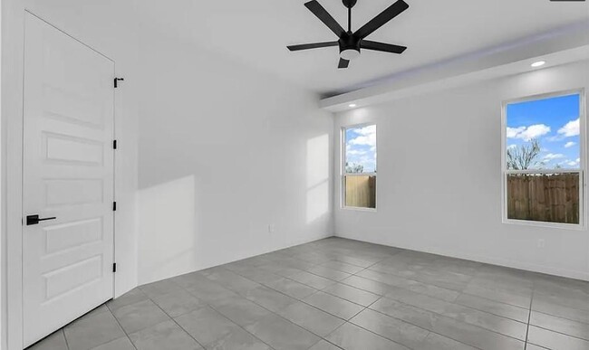 Building Photo - 2704 W Hatfield Ave