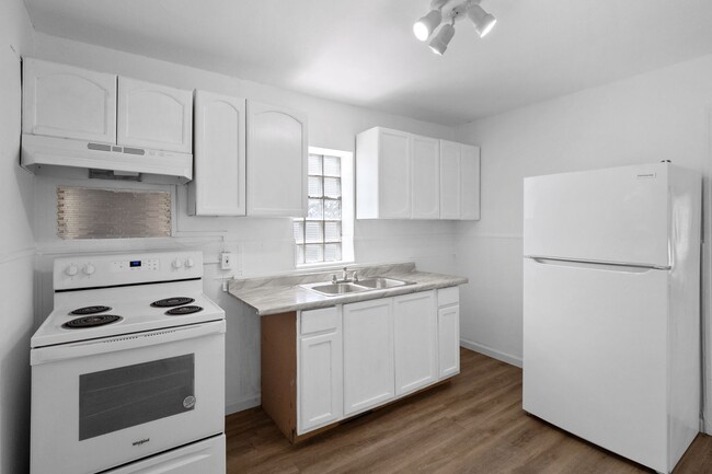 Building Photo - Move-in-Ready 2 bed 1 bath Section 8 Renta...