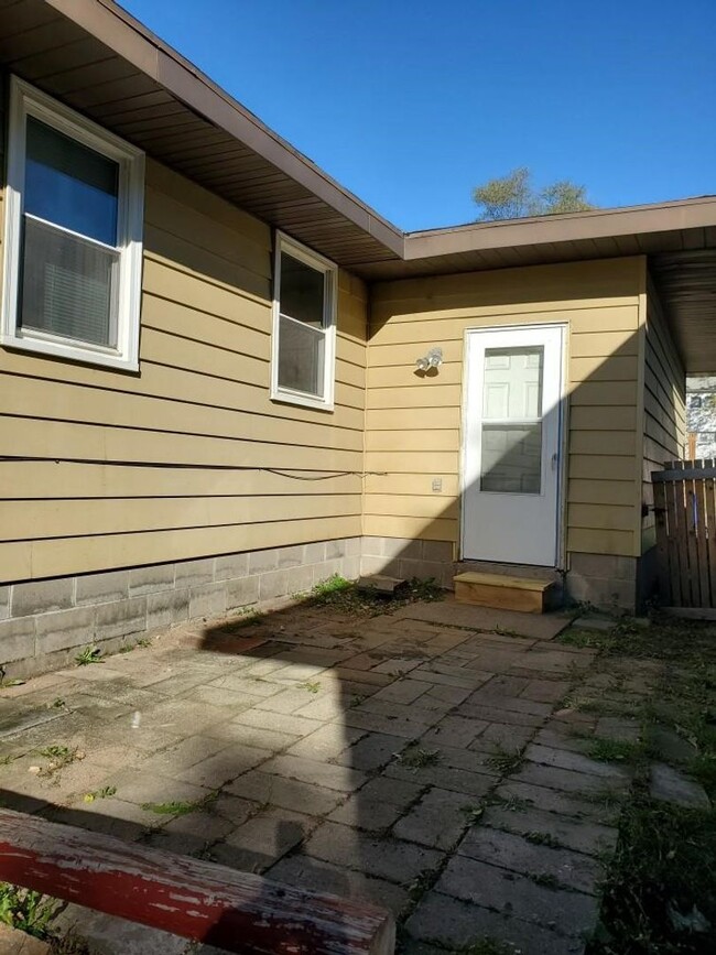 Building Photo - 3BD 1BA one story updated home. Available ...