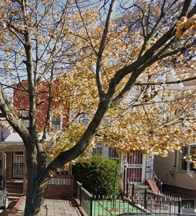 Building Photo - FRESHLY RENOVATED  2 BEDROOMS SEMI- BASEME...