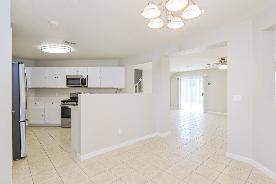 Building Photo - 1552 E Maryland Pl