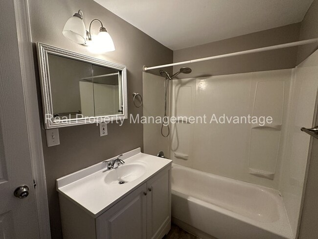 Building Photo - Cute Three-Bedroom with Large Deck!