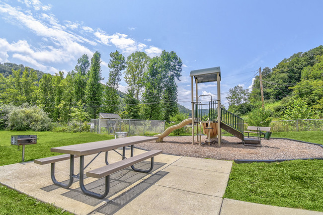 Building Photo - Oak Valley Gardens