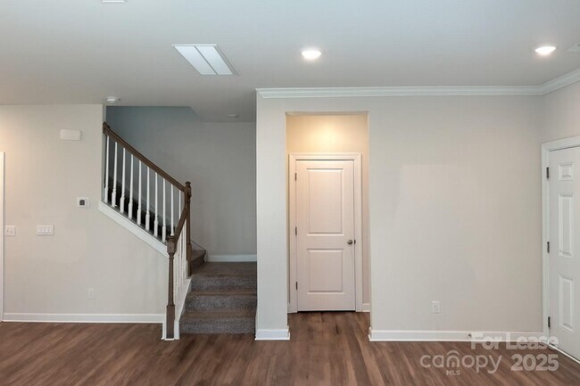 Building Photo - 221 Emmett Dr