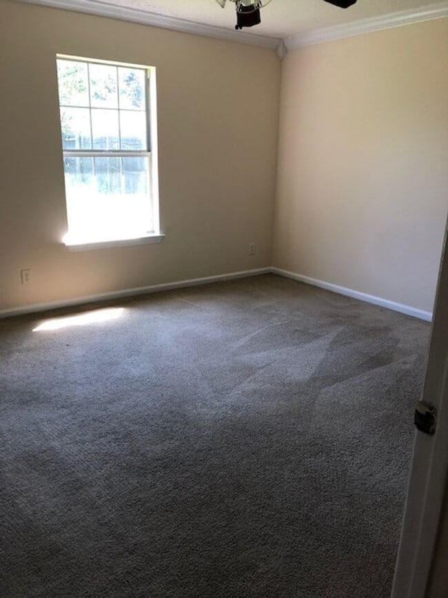 Building Photo - Cozy Home