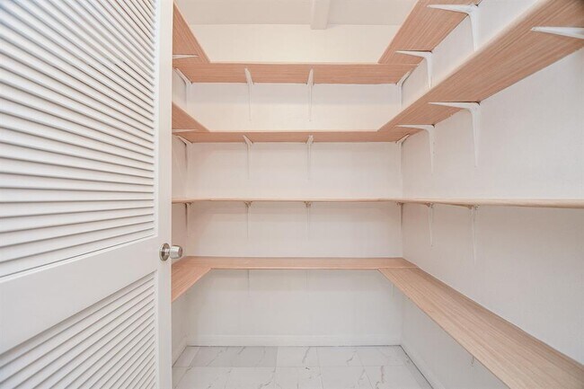 Building Photo - 9806 Larston St