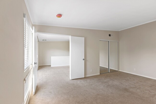 Building Photo - Excellent 1 Br 1Ba with Den in a Well Kept...