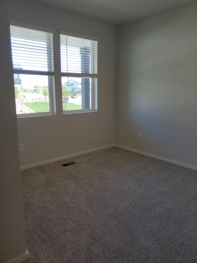 Building Photo - Modern 2 Bed / 2 Bath 1st Floor Condo w/ 1...