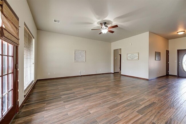 Building Photo - 1920 Fairway Dr