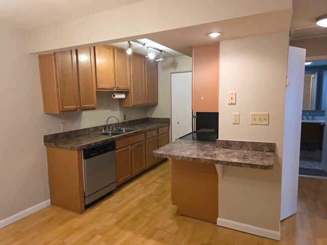 Building Photo - 1 Bed 1 Bath Near Downtown