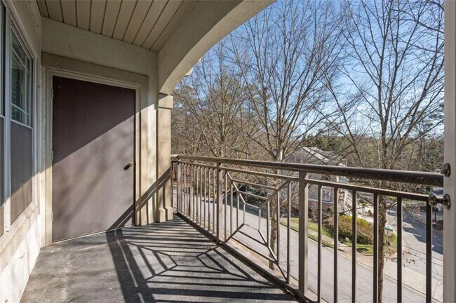 Building Photo - 5559 Glenridge Dr