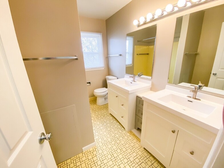 Building Photo - 1001 W Badger Rd