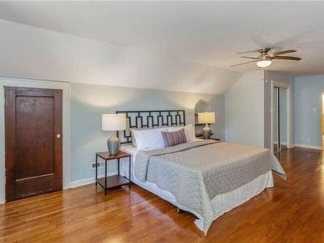 Building Photo - Lovely Forest Hills Home