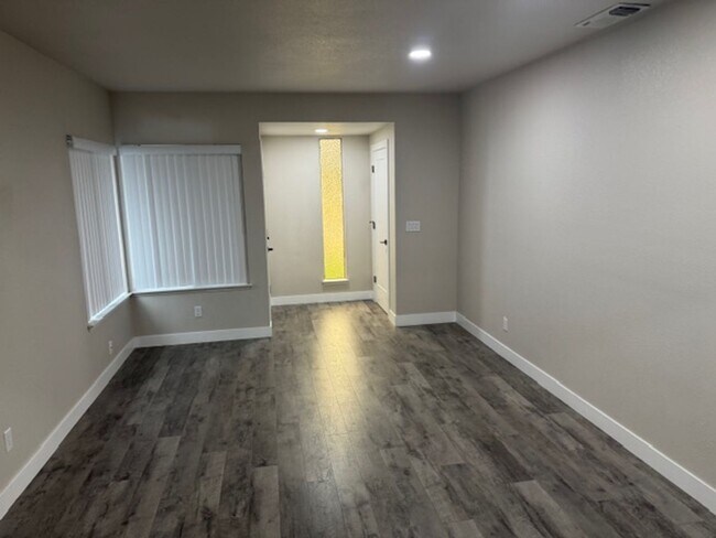 Building Photo - Beautifully updated 2-bedroom, 2-bathroom ...