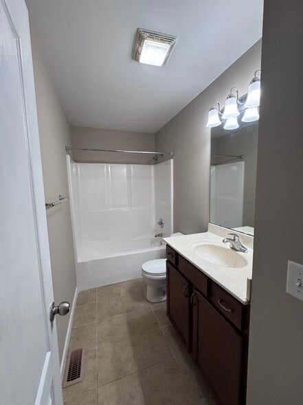 Building Photo - 3570 Castlebrooke Ln