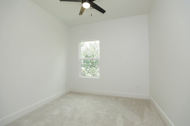 Building Photo - For Lease | 4 Bed, 2.5 Bath | 1,450 Sq Ft |
