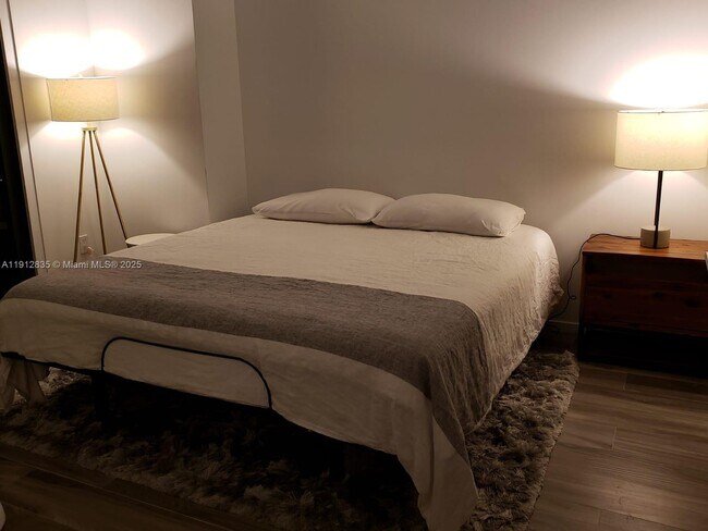 Building Photo - 801 S Miami Ave