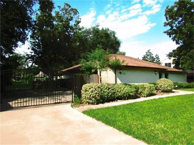 Building Photo - 2212 S Belmont Dr