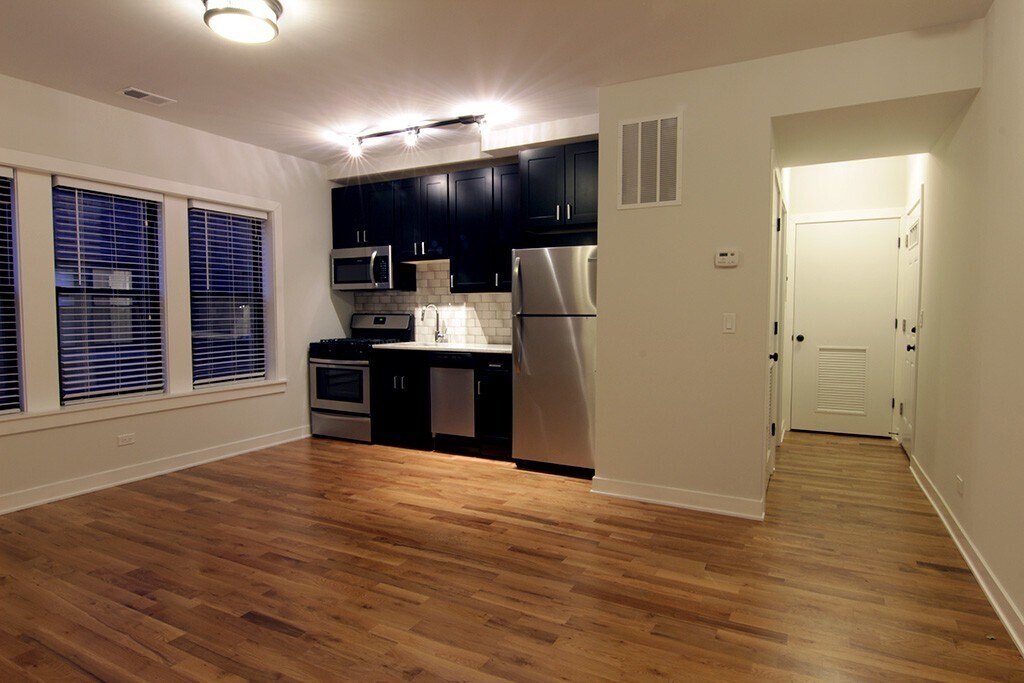 Building Photo - 2224 W Eastwood Ave