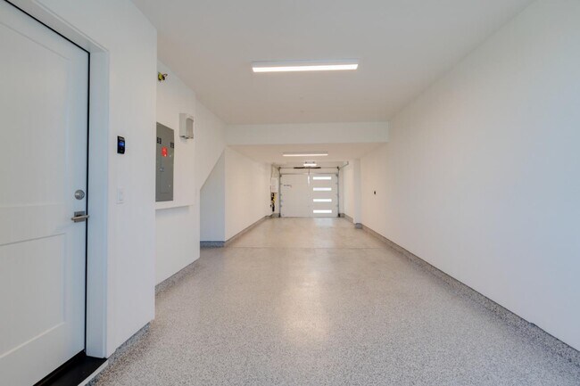 Building Photo - 1416 Venice Ter