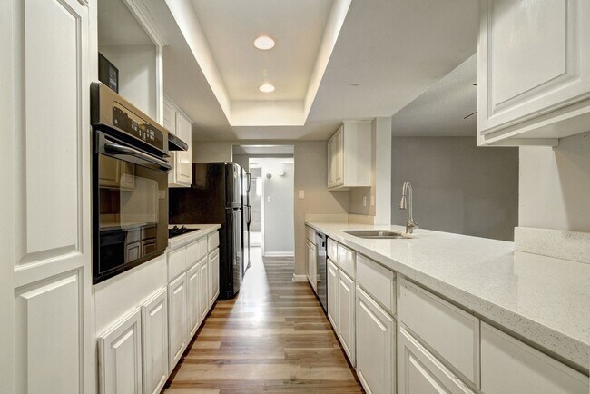 Building Photo - 5 Bed/3 Bath With Pool Backing the 60