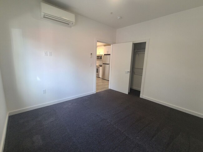 Building Photo - 1 BD with a Den/1 bath  Ground Floor Washe...