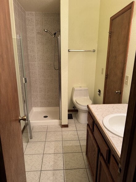 Guest Bath - 6734 Yarrow St