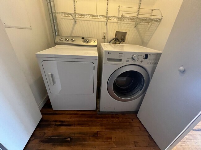 Building Photo - Large 1 Bedroom Loft with Balcony Available in Downtown St. Louis!