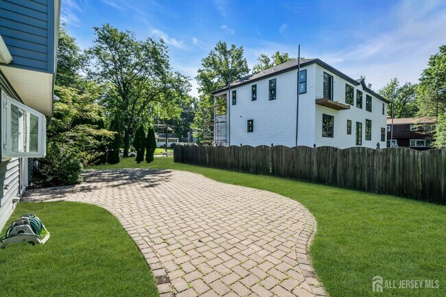 Building Photo - 43 Jonathan Dr
