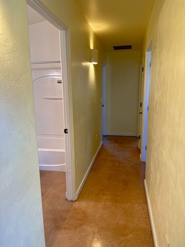Building Photo - 3 bedroom 2 bath - close to Downtown