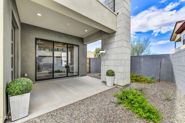 Building Photo - 1 Easy St