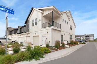 Building Photo - Newer 2bd condo in neighborhood with pool ...