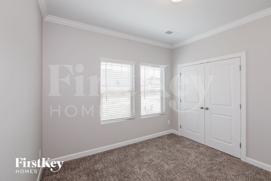 Building Photo - 3207 Elmwood Dr