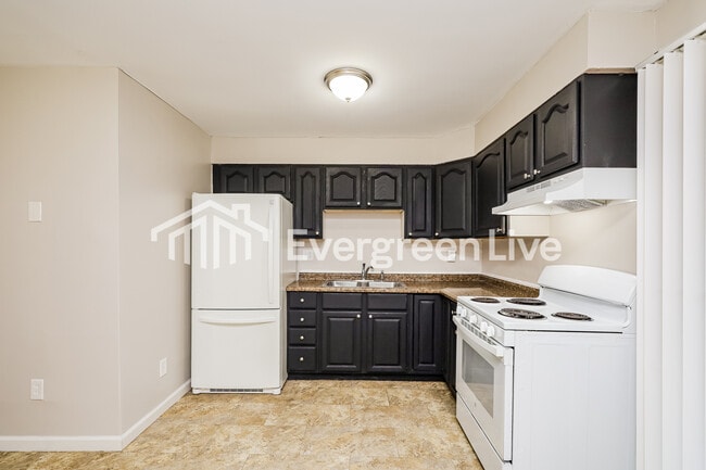 Building Photo - 5679 Tall Oaks Dr