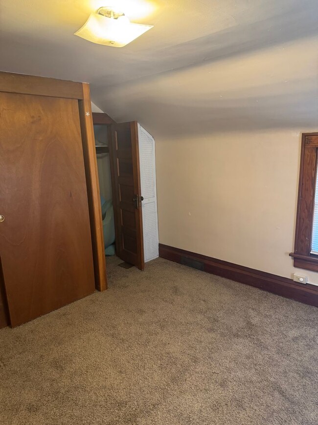 Building Photo - Nice 2 bedroom with unfinished basement an...